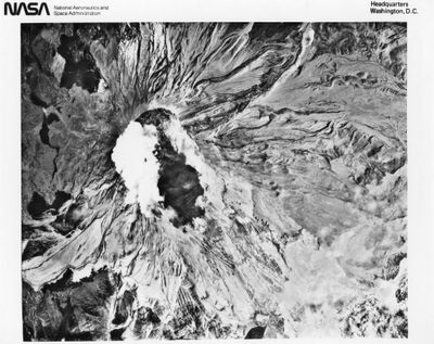 une vue aérienne d'une montagne percée d'un trou en son centre