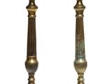 une paire de bougeoirs anciens en laiton, avec une bougie de chaque côté