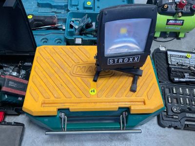 un petit téléviseur posé sur une boîte jaune