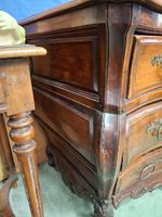 Commode tombeau en noyer mouluré ouvrant par trois tiroirs, … (photo 4)