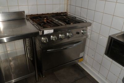 une image d'une cuisine avec une cuisinière et un four