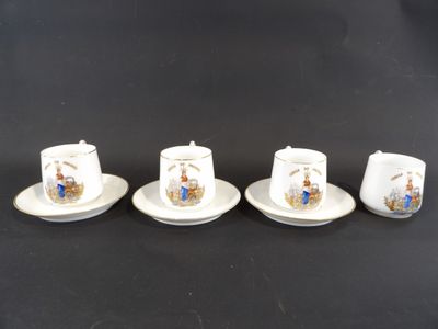 trois tasses et soucoupes sur lesquelles figurent un homme et une femme