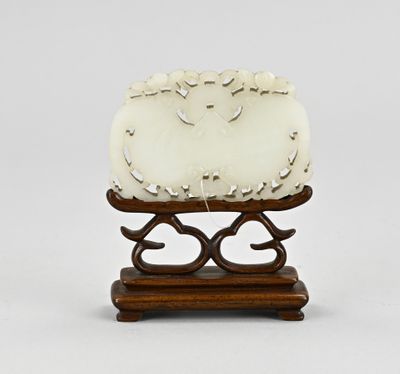 une petite sculpture représentant un mouton, posée sur un socle, sur fond blanc