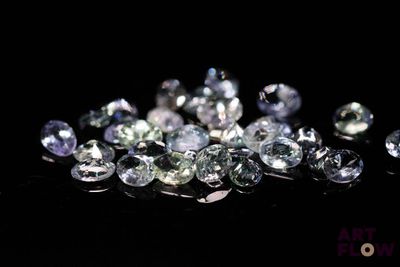 des diamants sur une surface noire avec un fond noir