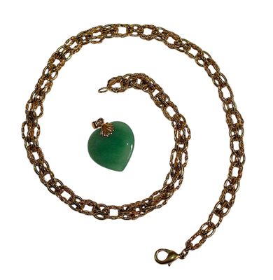 chaîne en plaqué or avec un pendentif en forme de cœur vert sur fond blanc