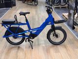un vélo bleu exposé dans un magasin
