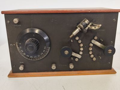 une vieille radio posée sur une table