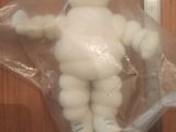 un sac en plastique contenant une peluche
