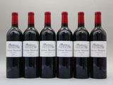 six bouteilles de vin rouge alignées