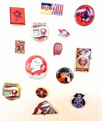 DDR (Allemagne de l’Est) / Ensemble de 77 insignes, broches …