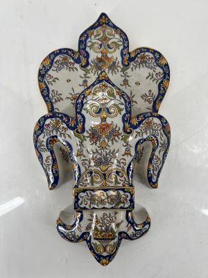 une image représentant un vase décoratif accroché au mur