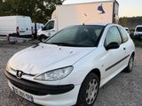 la petite voiture blanche est garée dans le parking