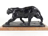 une image représentant une statue de panthère noire posée sur un socle en marbre