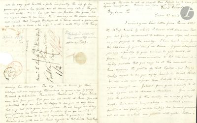 un vieux livre sur lequel figurent une lettre manuscrite et un timbre