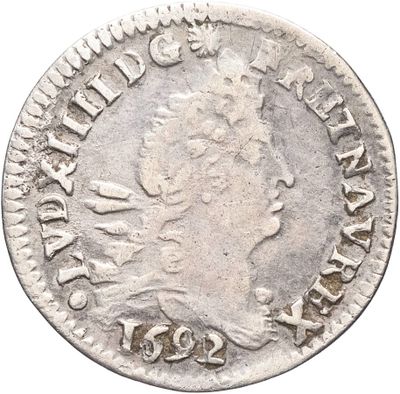 gros plan d'une pièce de monnaie sur fond blanc