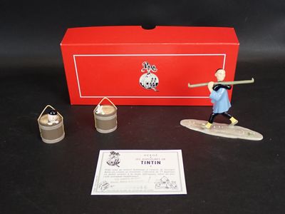 une petite figurine représentant un homme tenant une batte de baseball