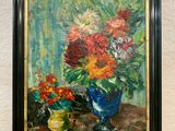 une peinture de fleurs dans un vase bleu sur une table