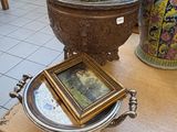 deux vases et un tableau posés sur une table dans une pièce