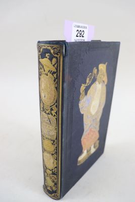 un petit livre sur lequel figure l'image d'un homme