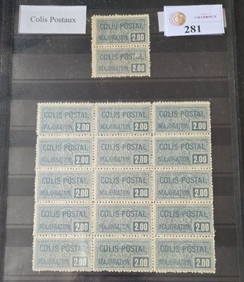 Les timbres sont exposés dans une vitrine.