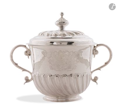 LONDRES 1690 Terrine en argent reposant sur une bâte, de for…