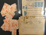 quelques vieilles enveloppes sont posées sur une table ; elles sont couvertes de timbres