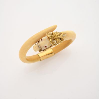 un gros plan d'une bague ornée d'une tête de cheval
