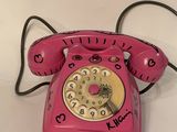 un téléphone rose orné d'un motif en forme d'étoile