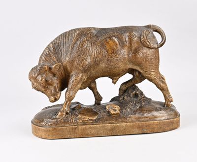 statue en bronze d'un taureau sur un rocher, sur fond blanc