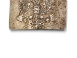 un gros plan d'une boucle de ceinture en métal sur laquelle figure un blason