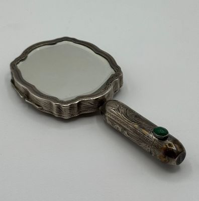 miroir grossissant plaqué argent orné d'une pierre verte sur le manche