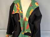 veste posée sur un mannequin, avec un motif vert et rouge