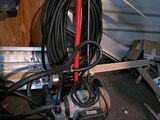 un poteau rouge auquel est fixé un tuyau, dans un garage