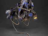 une image représentant un objet bleu et noir entouré d'une chaîne