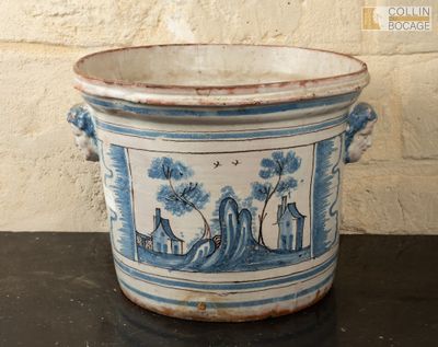 un grand vase bleu et blanc posé sur une table