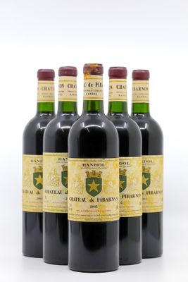 six bouteilles de vin sont alignées sur une surface blanche