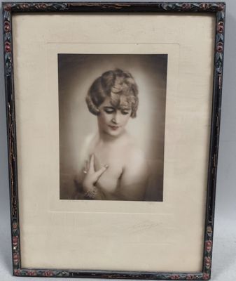 une vieille photo d'une femme sur une photo en noir et blanc