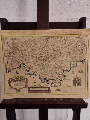 une vieille carte posée sur un chevalet en bois dans une pièce