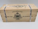 une boîte en bois vide sur laquelle est collée une étiquette de champagne