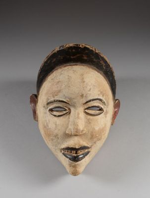 une image représentant un masque en bois sur un fond blanc