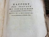 un vieux livre posé au sommet d'une pile de livres