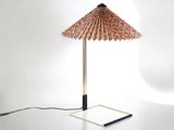 l'image d'une lampe posée sur une table