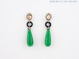 une paire de boucles d'oreilles en jade vert et diamants sur fond blanc