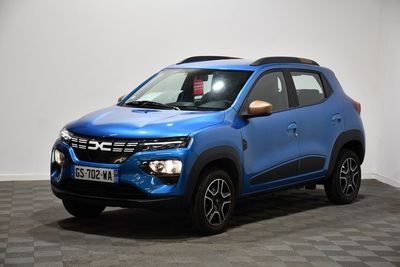 une voiture bleue est garée dans une pièce au sol à carreaux