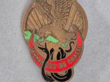 un insigne sur lequel figurent un aigle et un serpent