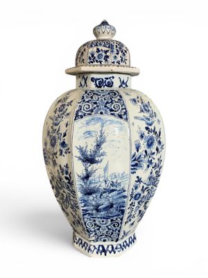 un vase bleu et blanc avec un couvercle sur fond blanc