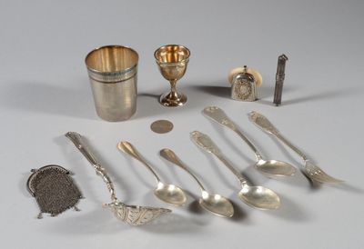 beaucoup de cuillères en argent et d'autres objets en argent sur une table