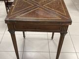 une photo d'une petite table dans un magasin