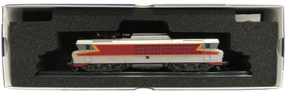 un petit train dans une boîte posée sur une surface blanche
