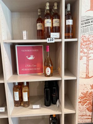 de nombreuses bouteilles de vin sur les étagères de la pièce
